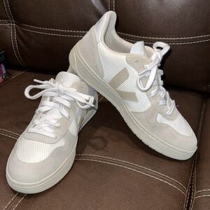 Veja Low-Top Sneakers in White and Light Tan women size 8